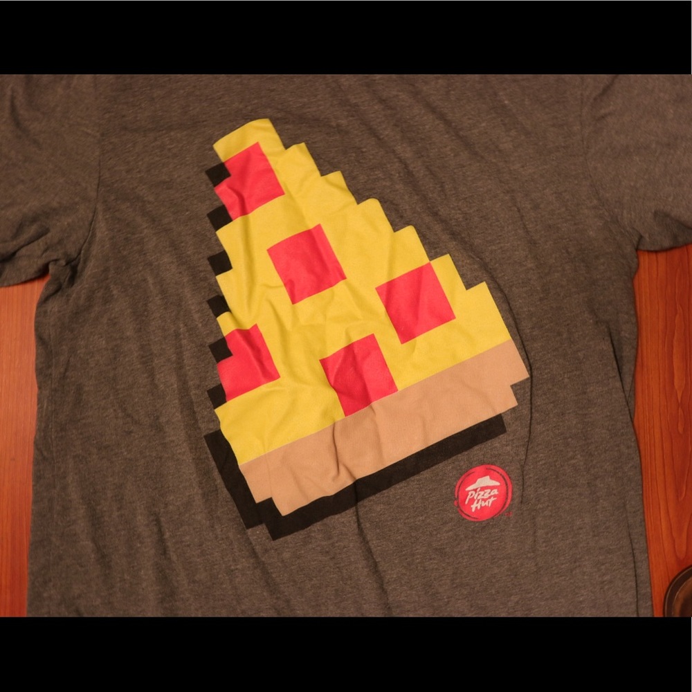 Women’s medium Pizza Hut tee